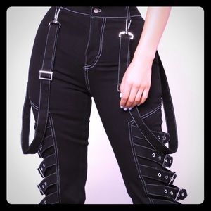 Black Suspender jean.